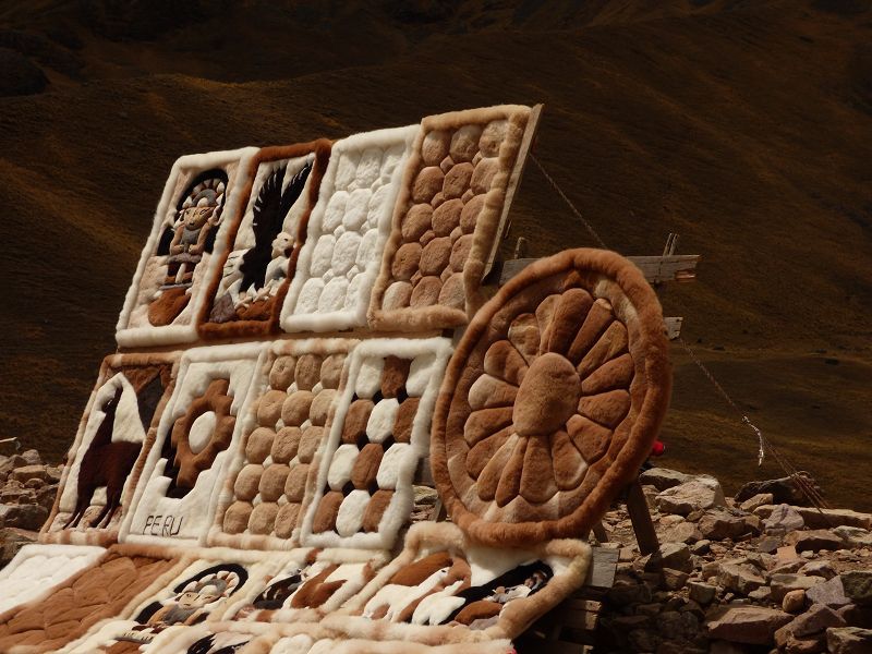 fellarbeiten Schafsfelle Peru Cuso Puno Lago Titicaca Titicacasee Fahrt von Cusco nach PUNO La Raya PassPeru Cuso Puno Lago Titicaca Titicacasee Fahrt von Cusco nach PUNO La Raya Pass