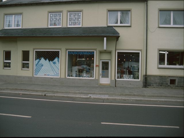 schaufenster mit Zapfsäulen 